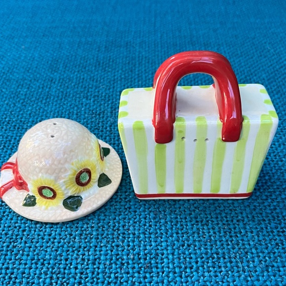 FIGI Salt and Pepper Shaker Set Daisies Purse & Hat - Picture 6 of 6
